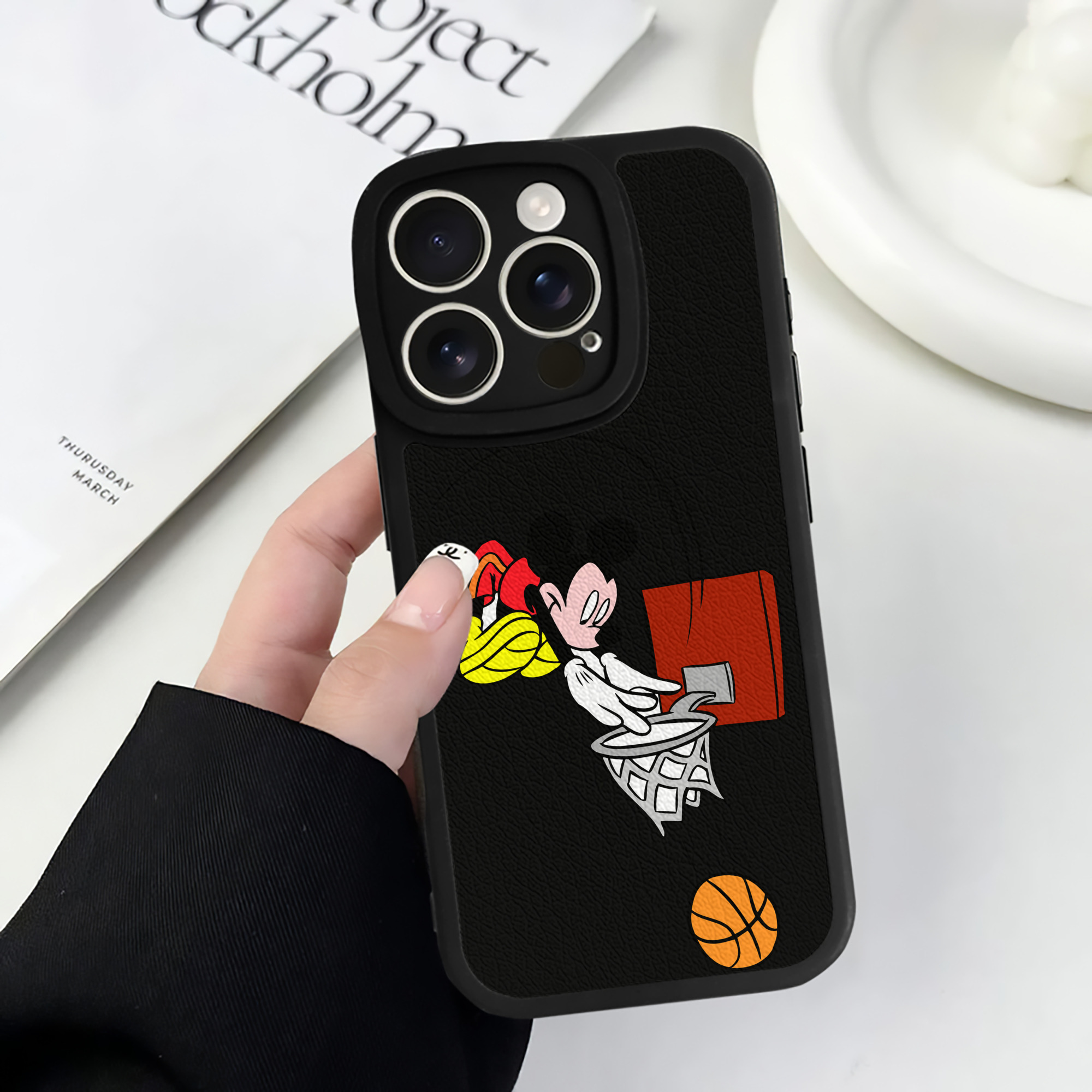 （画像用） ミッキーマウス Mickey Mouse 【iPhone 16シリーズ対応】シリコンスマホケース（レザー調） 材質：シリコン